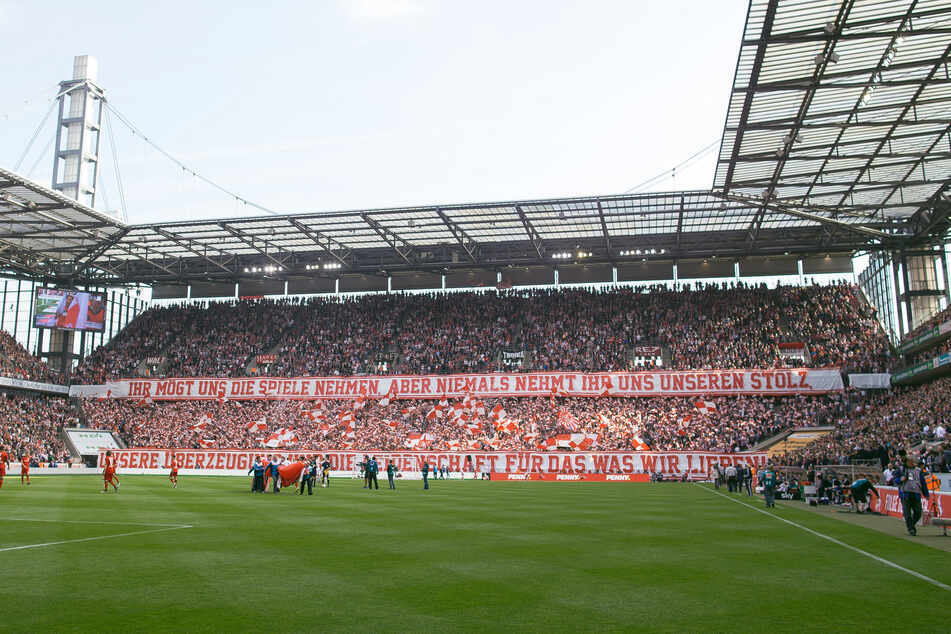 Der Verurteilte hat im September 2019 während eines Spiels im "RheinEnergieSTADION" einen Böller geworfen und dadurch zahlreiche Menschen verletzt. (Archivbild)