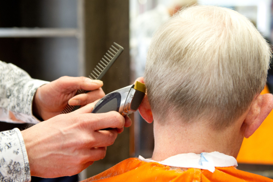 Beim Haare schneiden kommen die Friseure den Kunden deutlich näher als es der Mindestabstand derzeit erlaubt.