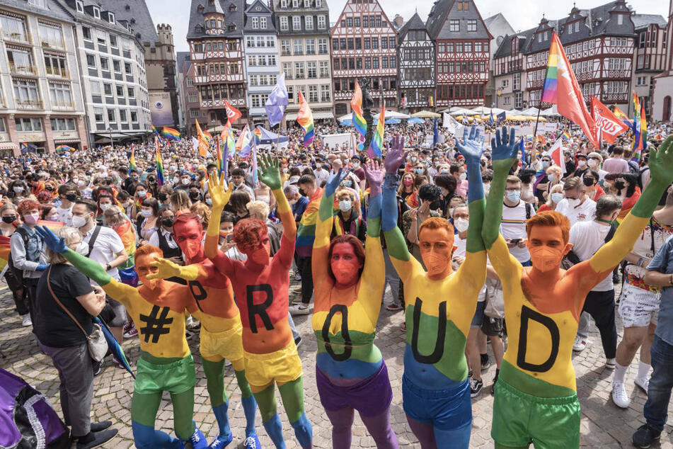 8200 Menschen sind am Samstag beim Christopher Street Day auf die Straße gegangen. Start war auf dem Römerberg.
