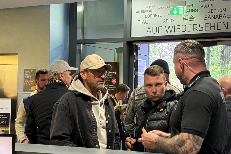Der Trainer von Energie Cottbus, Pele Wollitz (l.) ist auch im Stadion.