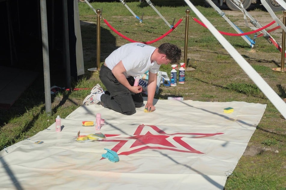 Die Farbe färbte die neue weiße Plane rot.