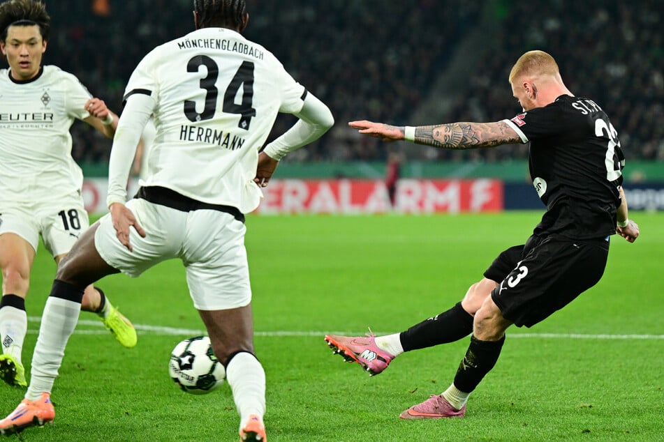 Louis Oppie (23, r) ließ Gegenspieler Charles Herrmann (19) aussteigen und schoss St. Pauli zum 2:1-Sieg in Gladbach.