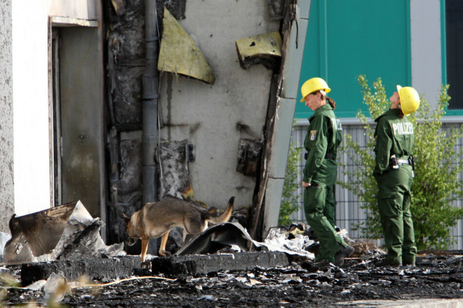 Spürhunde der Berliner Polizei sind vor der abgebrannten Turnhalle in Nauen im Einsatz. (Archivbild)