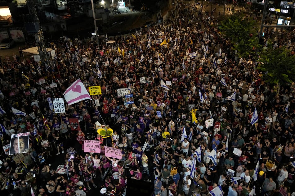 Tausende Menschen protestieren in Tel Aviv gegen die Regierung des israelischen Ministerpräsidenten Netanjahu (74) und fordern die Freilassung der Geiseln.