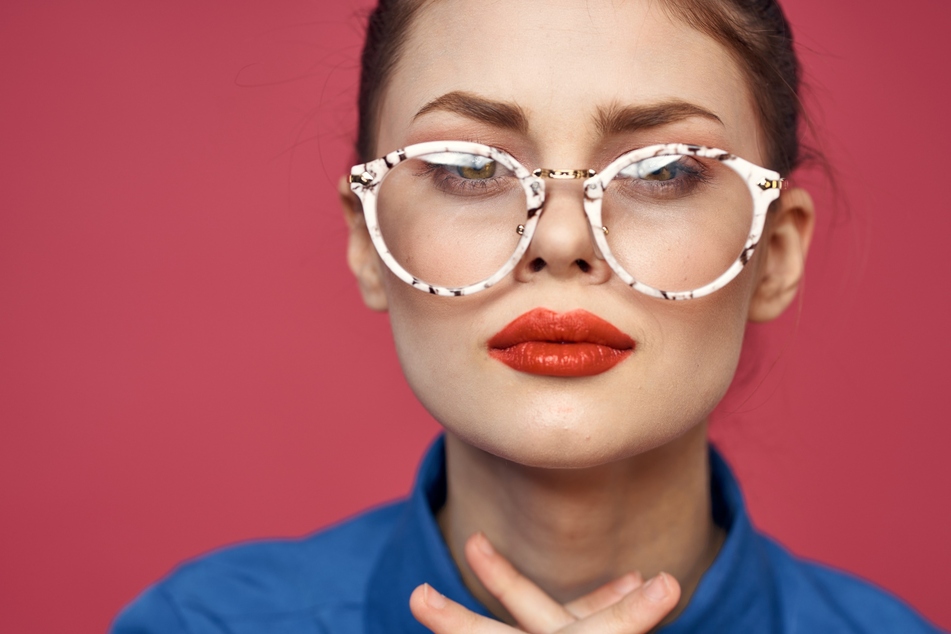 Betont man beim Make-up für Brillenträger die Lippen, sollten die Augen eher dezent geschminkt werden.