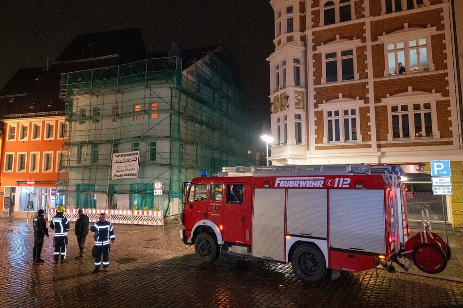 In Mittweida schrammte ein Bus auf spiegelglatter Straße ein Gerüst.