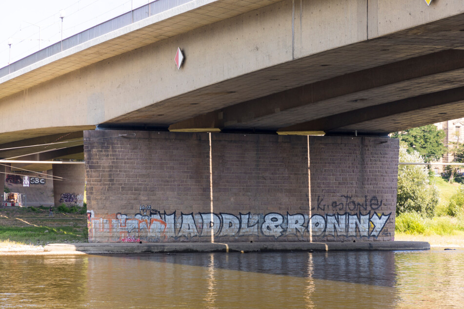 Rettung für "Naddl &amp; Ronny"? Das Graffito an der Carolabrücke hat mittlerweile Kultstatus.