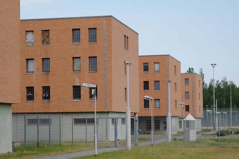 In der JSA Regis-Breitingen ging Pierre B. (20) mit einer Schere auf Justizbeamte los.