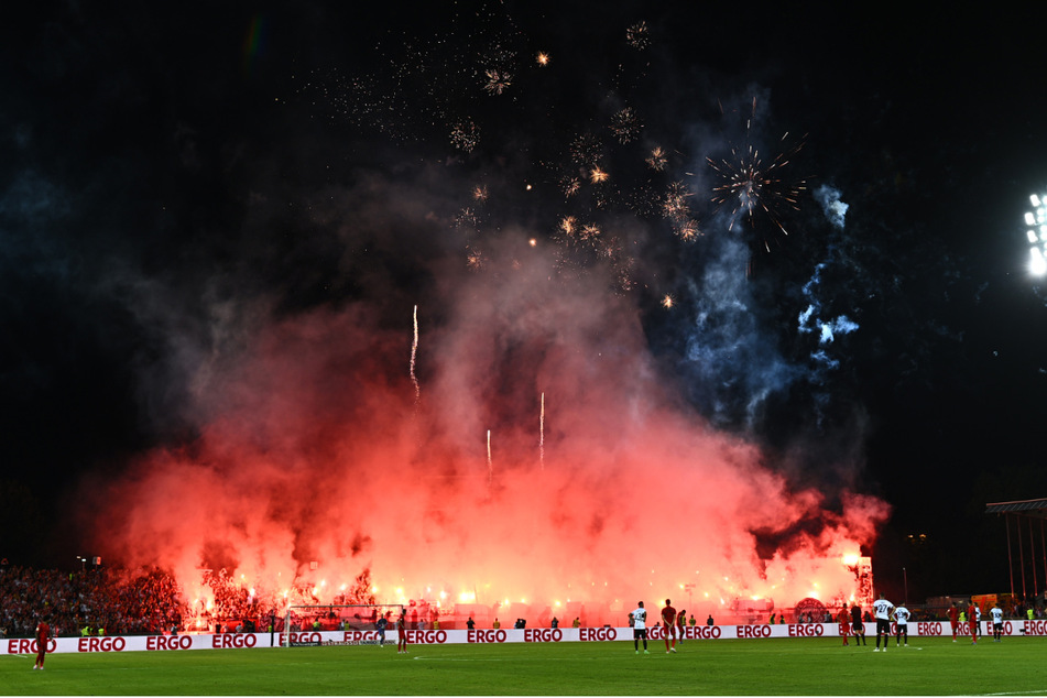 Kurz nach dem Wiederanpfiff ließen es die Fans des FC Bayern beim DFB-Pokalspiel gegen den SSV Ulm krachen.