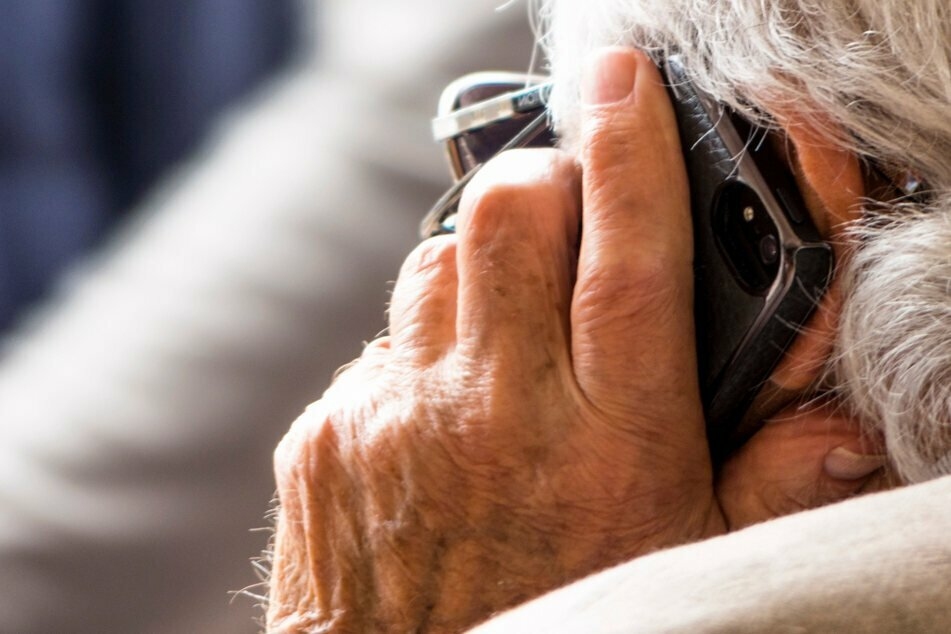 Die Betrüger suchen sich am Telefon vor allem ältere Menschen aus. (Symbolbild)