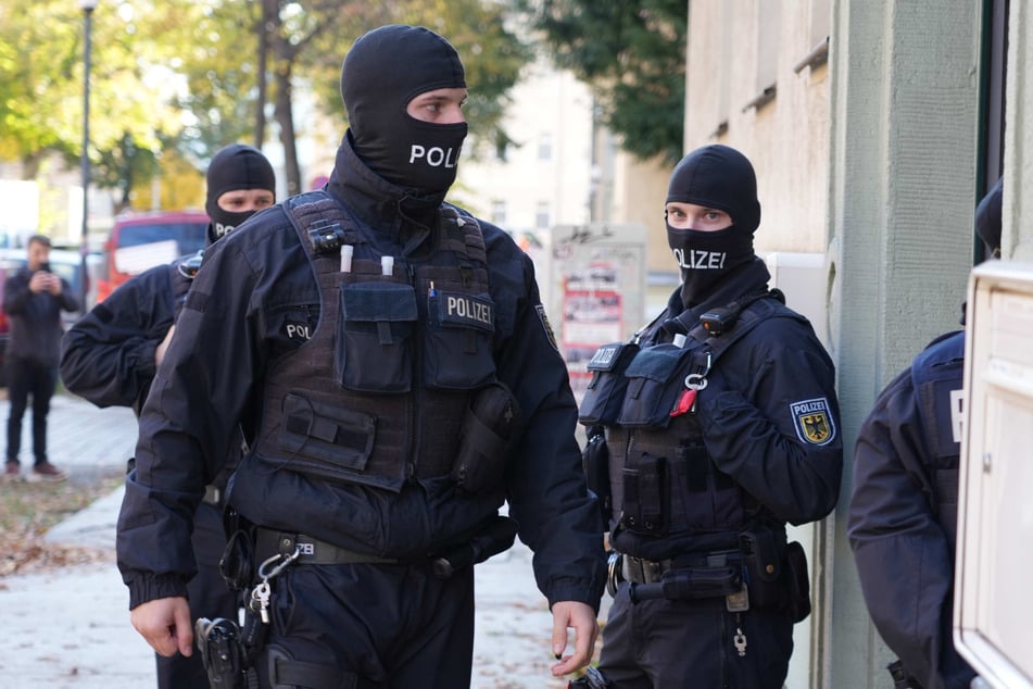 Das Dresdner AfD-Mitglied Hans-Georg P. (25) wurde in seiner Wohnung festgenommen.