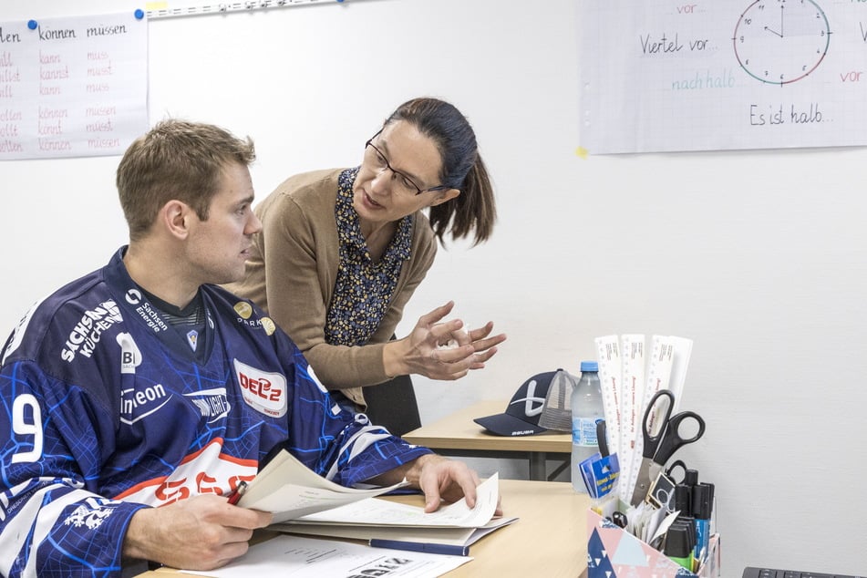 Center Drew LeBlanc (35) aus Minnesota büffelt in Löbtau fleißig Vokabeln.