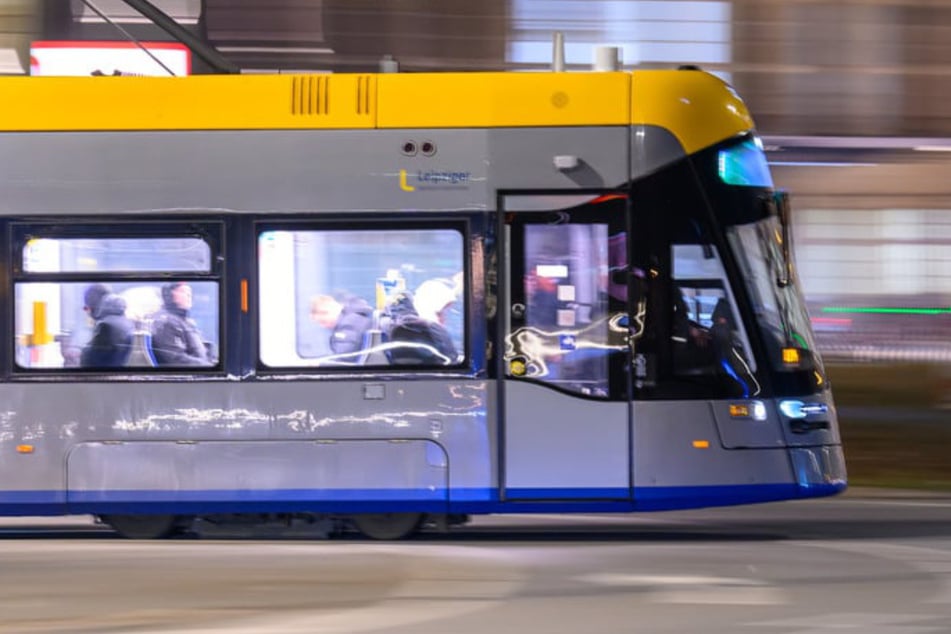 Unfall mit Straßenbahn: E-Bike-Fahrer verletzt sich schwer
