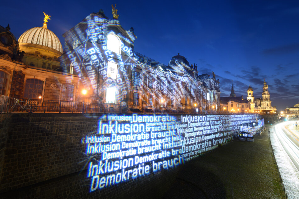 "Demokratie braucht Inklusion" ist auf der Brühlschen Terrasse in Dresden zu lesen.
