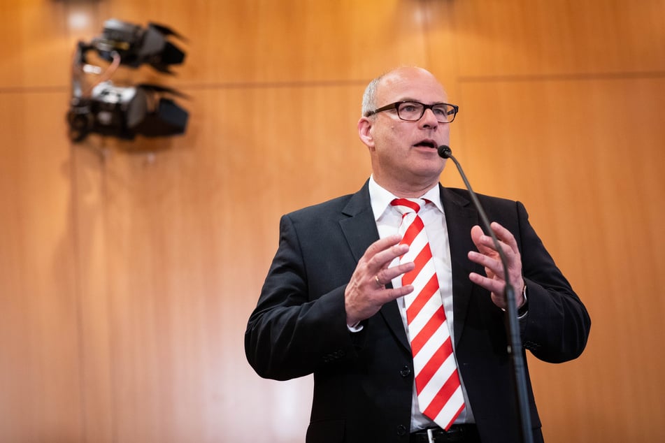 Ties Rabe (SPD), Senator für Schule und Berufsbildung in Hamburg, gibt nach der zweiten Runde der Koalitionsverhandlungen von SPD und Bündnis90/Die Grünen im Rathaus ein Staterment.