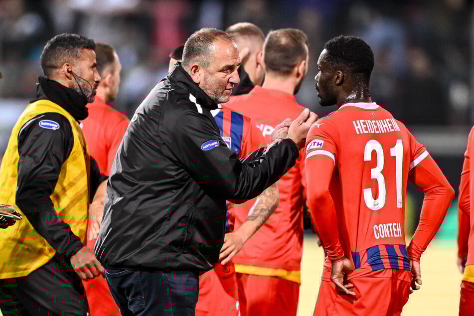 Sirlord Conteh (28, r.) feierte am Montagabend den Bundesliga-Klassenerhalt mit Heidenheim.