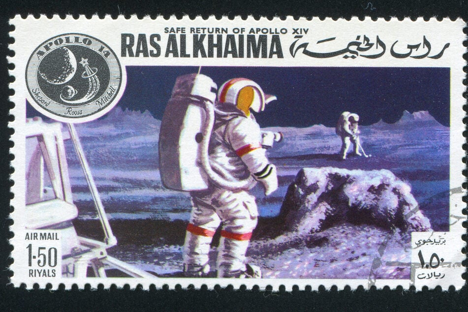 Eine Briefmarke aus dem Jahr 1972 zeigt zwei Astronauten der Apollo 14 auf der Mondoberfläche.