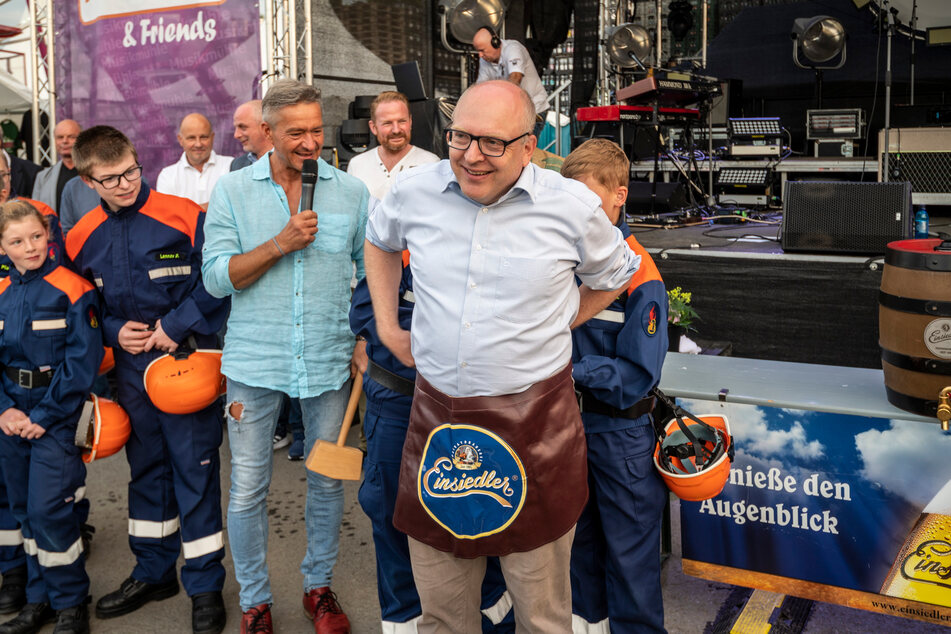 Zum traditionellen Bieranstich war neben OB Sven Schulze (49, SPD, l.) auch Lutz Neubert (49, 2.v.l.) mit von der Partie.