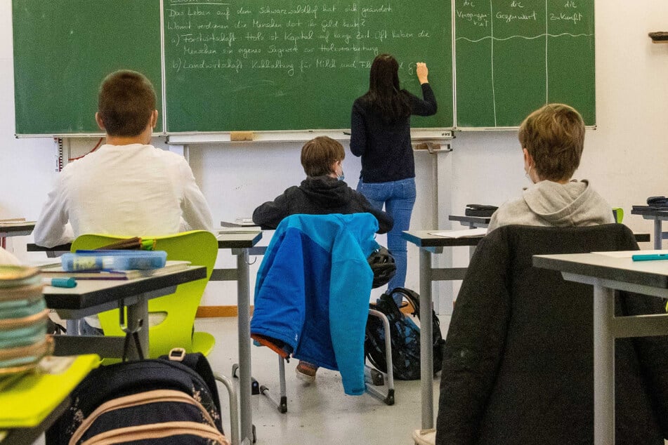 Typisches Bild einer Unterrichtsstunde: Die Lehrkraft steht an der Tafel, die Schüler schreiben mit. Ob alle in der Klasse den Stoff auch verstanden haben, wird selten hinterfragt.