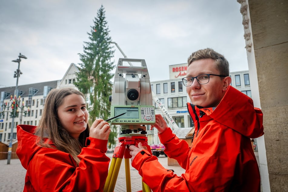 Die angehenden Vermessungstechniker Tina Holland-Moritz (22) und Tobias Nottrodt (18) vermessen die Weihnachtsfichte auf dem Chemnitzer Markt.