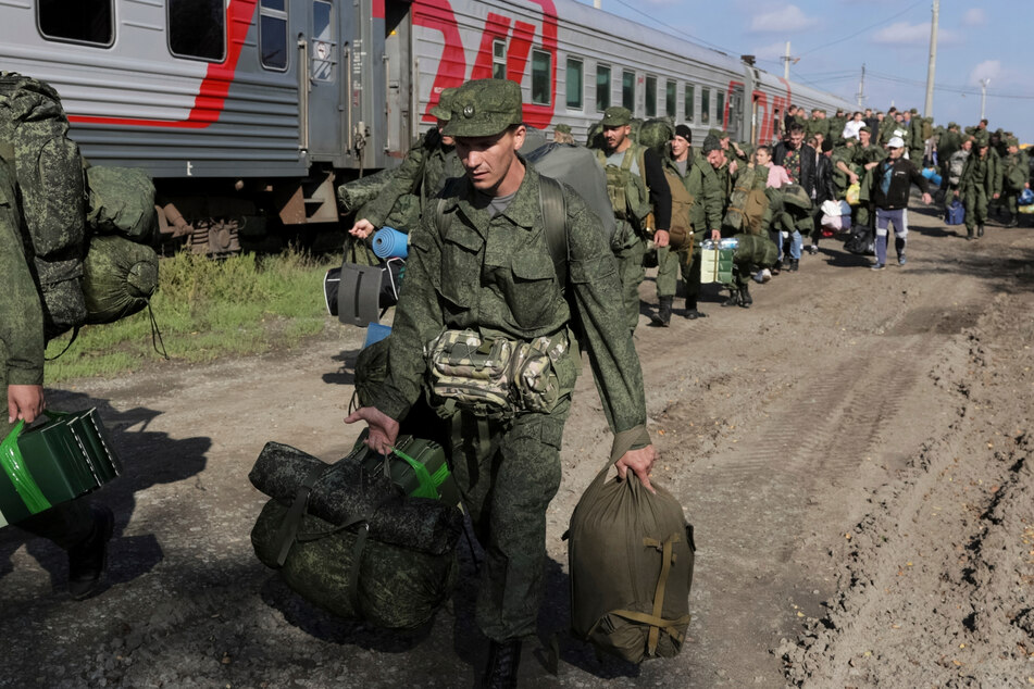 Russische Rekruten gehen auf einem Bahnhof in Prudboi in der Region Wolgograd zum Zug.