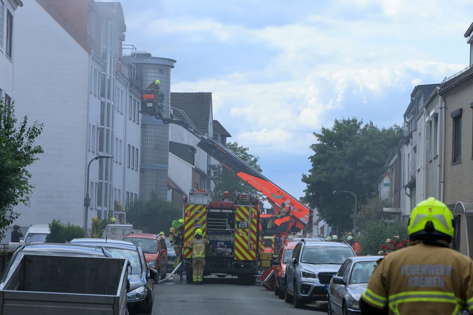 In Bremen sind am Montag mehrere Fahrzeuge in der Tiefgarage eines Mehrfamilienhauses in Brand geraten. Dichter Rauch drang aus dem Gebäude.