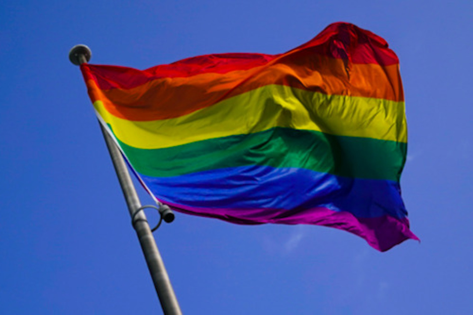 In Schwaben versuchten Täter, eine Regenbogenflagge, die für Solidarität und Toleranz steht, anzuzünden. (Symbolbild)
