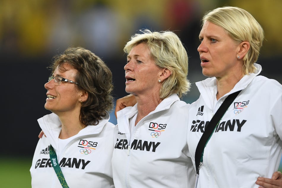 Fitschen (r.) an der Seite von Bundestrainerin Silvia Neid nach dem Gewinn der Goldmedaille beim olympischen Frauenfußballturnier 2016.