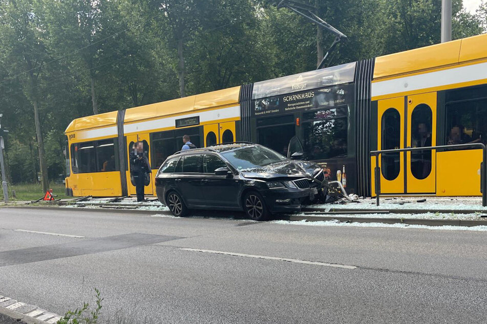 Die Folge des Unfalls: Scherben der Begrenzung, die breitflächig auf dem Boden verteilt wurden.