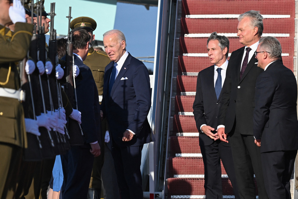 US-Präsident Joe Biden wurde bei seiner Ankunft in Litauen von Würdenträgern, darunter dem litauischen Präsident Gitanas Nauseda (59, 2. v. r.), begrüßt. Er landete am Montagabend mit US-Außenminister Antony Blinken (61, 3. v. r.) auf dem internationalen Flughafen Vilnius.