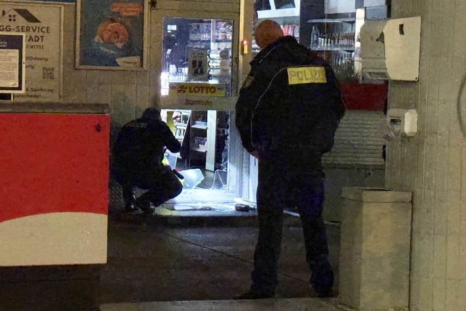 Im südhessischen Darmstadt kam es Sonntagnacht zu einem Tankstelleneinbruch. Offensichtlich wurde die Eingangstür im unteren Bereich eingeschlagen.