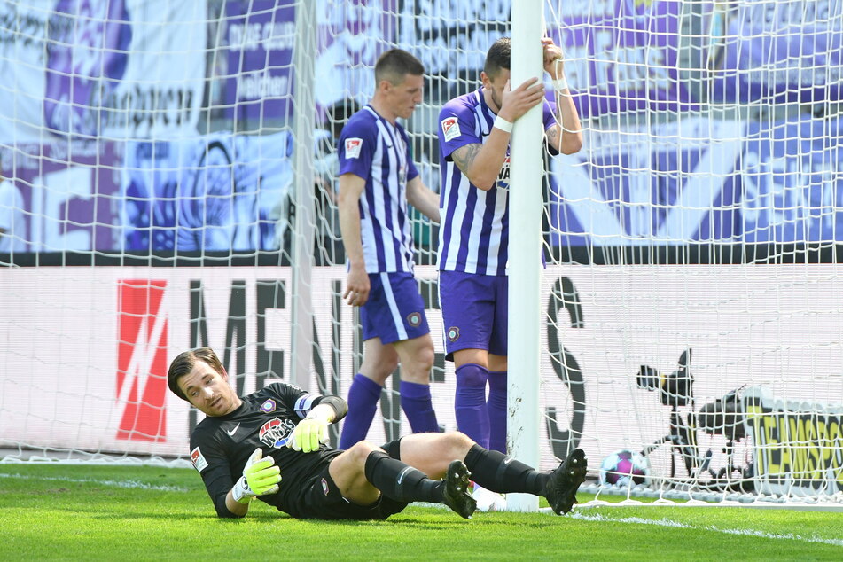 Aue-Keeper Martin Männel (33) am Boden: Die Klatsche gegen Paderborn wurmt den Auer Keeper immer noch mächtig.