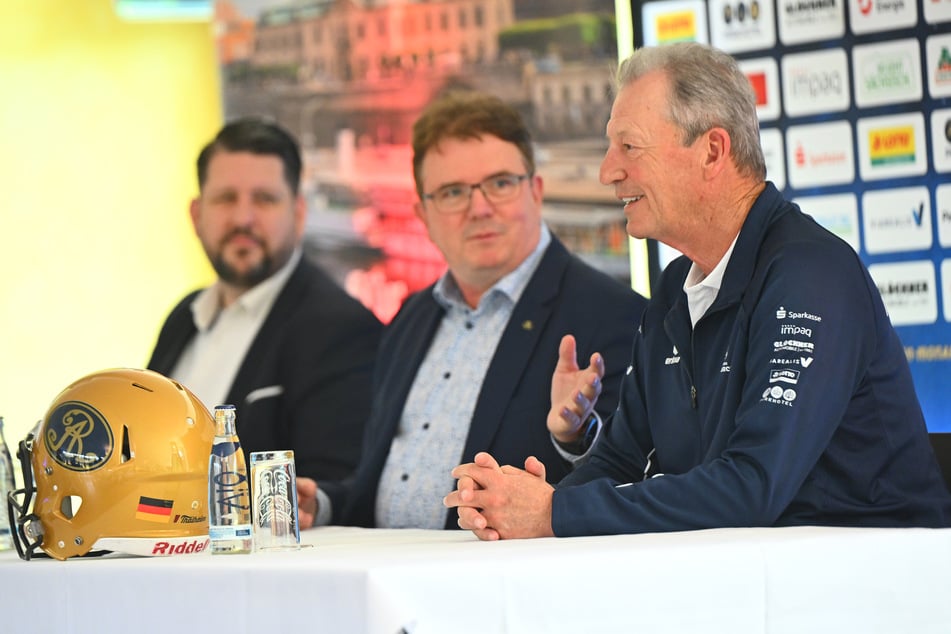 Henrik Oliver von Oehsen (h.) verspricht bei 14.000 Fans eine Nachwuchsspende der Sparkasse. Sören Glöckner (57, M.) freut's.