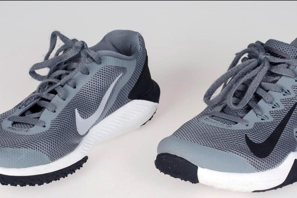 Solche Schuhe der Marke "Nike" soll der Täter getragen haben.