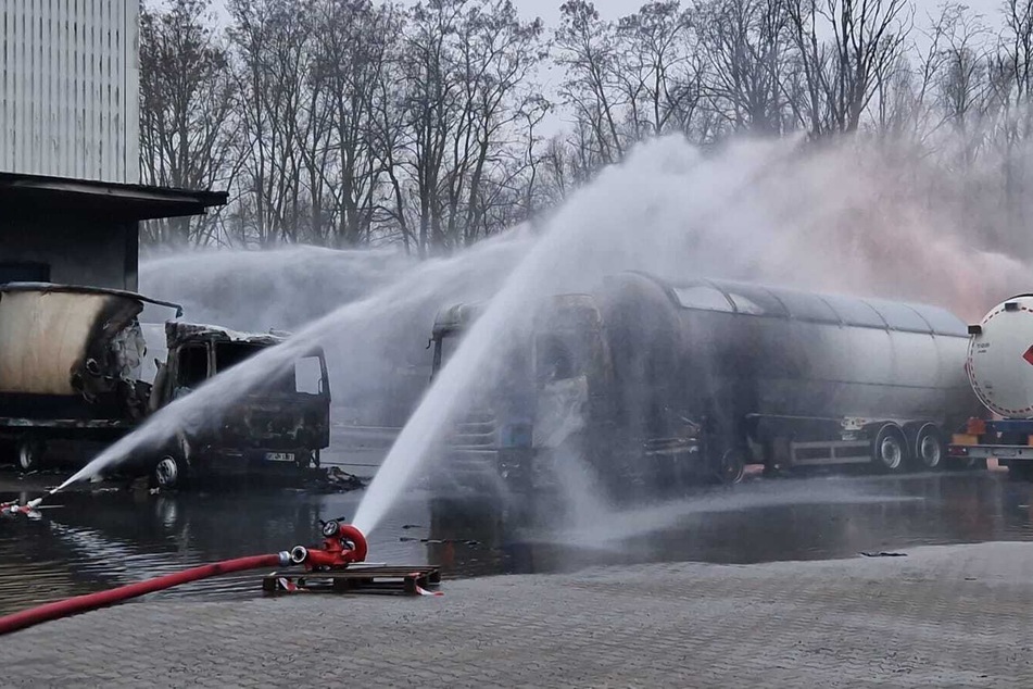 Die brennenden Lkw in Ludwigsfelde (Brandenburg) sind erfolgreich gelöscht worden.
