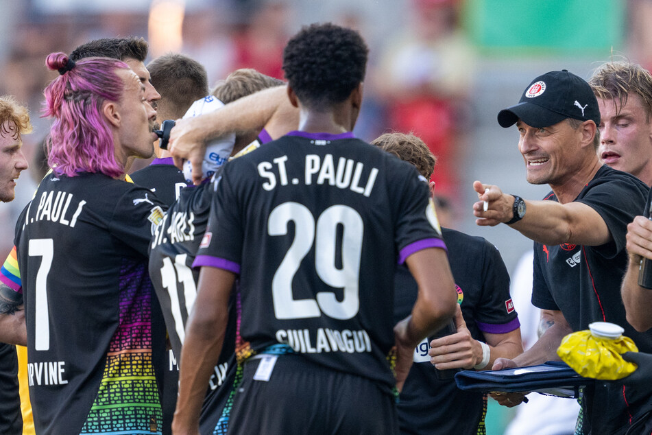 St.-Pauli-Trainer Alexander Blessin (51, r.) hatte einiges anzumerken.