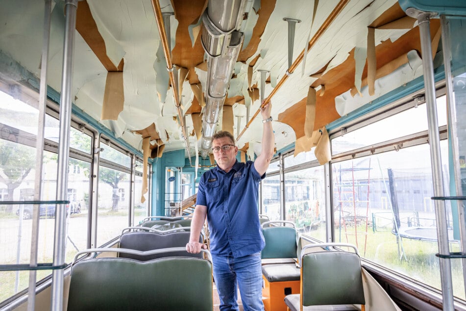 Conny Kaden (60) im Waggon-Innenraum. Der "Himmel" hängt in Streifen von der Decke hinunter.