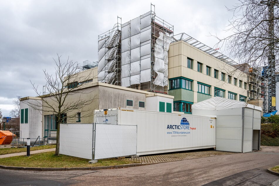 Auf dem Gelände des Klinikums Chemnitz befindet sich seit Kurzem ein Kühlcontainer für die Zwischenlagerung von Verstorbenen.