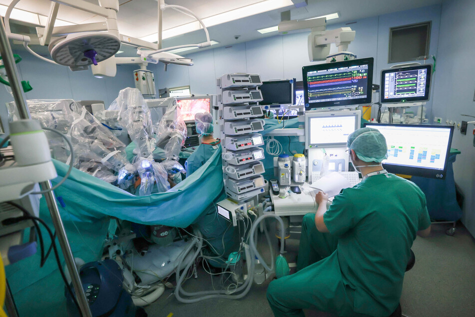 Ein Anästhesist (r.) überwacht den Patienten bei einer Roboter-assistierten Prostata-Operation.