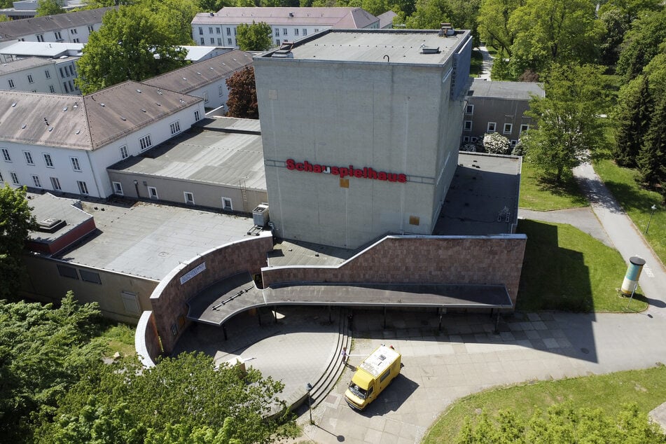 Das leerstehende Schauspielhaus in der Zieschestraße hat plötzlich neue Schlösser.