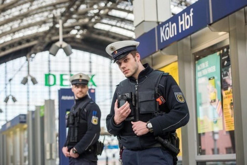 Die Polizei hat am Kölner Hauptbahnhof einen Mann gestellt, der einer 41-jährigen Angestellten in den Schritt gegriffen haben soll. (Symbolbild)