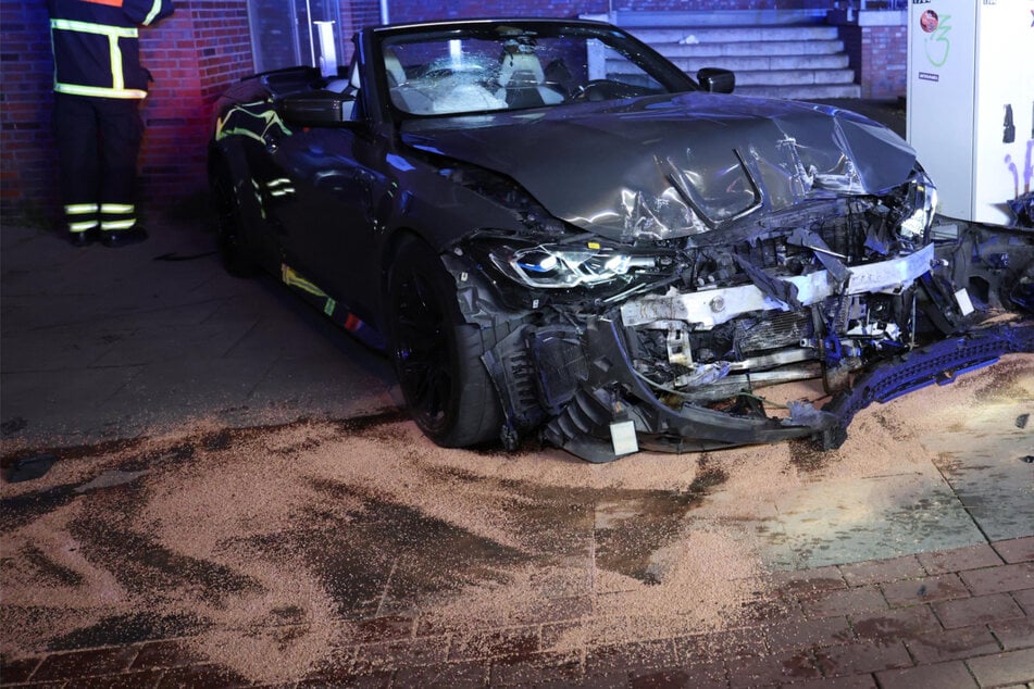 Illegales Straßenrennen? BMW-Fahrer kracht in Hauswand