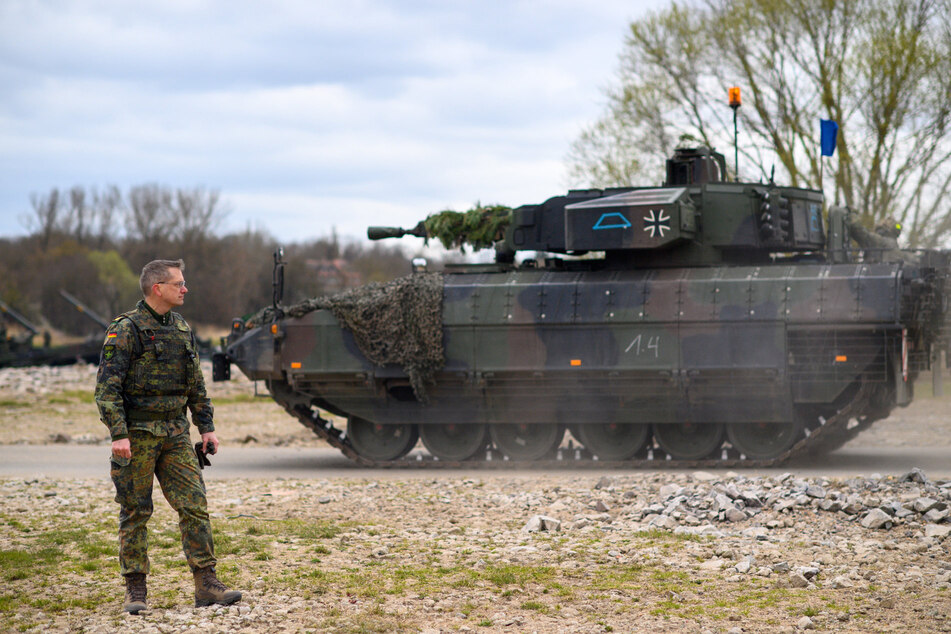Die Untersuchungen zum Unfallhergang mit zwei Panzern des Modells "Puma" dauern an. (Archivbild)