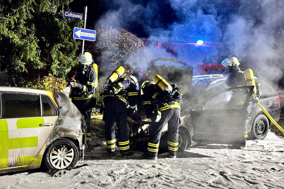 Die Feuerwehrkräfte brauchten knapp über eine Stunde, um die beiden Autos zu löschen.