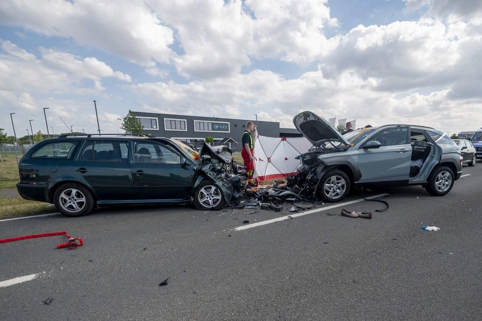 Beide Autos wurden stark zerstört.