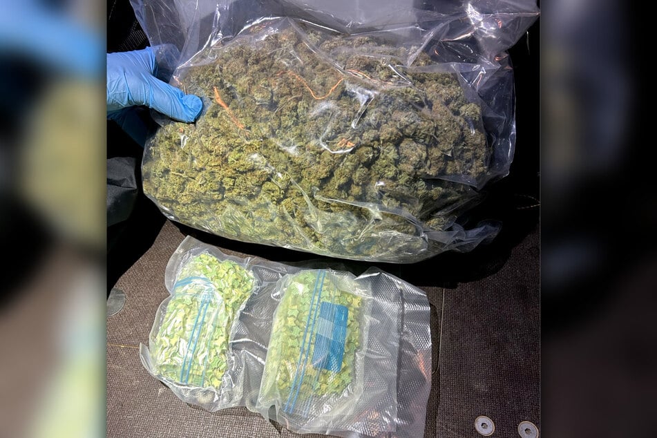 Der Magdeburger Zoll fand ein Kilo Cannabis und 400 Gramm Ecstasy in einem Drogentransport.