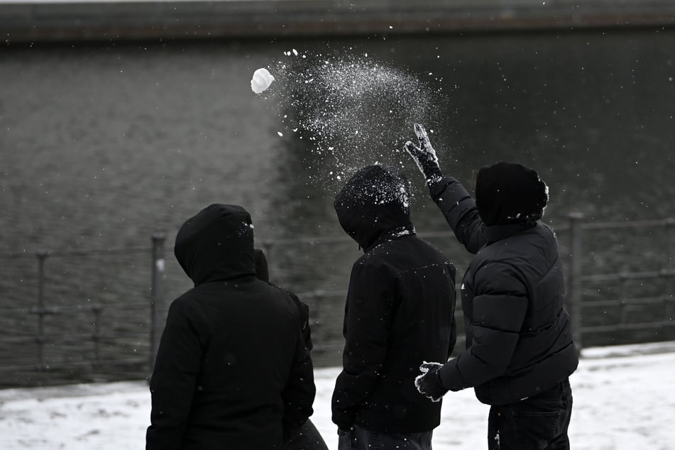Eine Gruppe warf in Schrobenhausen Schneebälle und traf damit auch ein Auto. (Symbolbild)