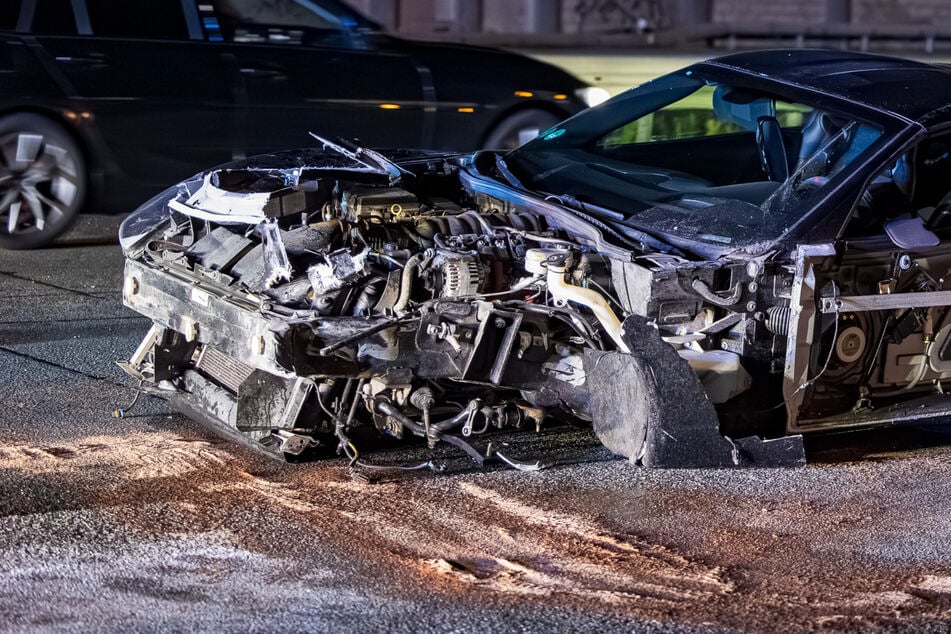Unfall A3: Trümmerfeld auf A3: Junger Corvette-Fahrer löst Kettenreaktion aus