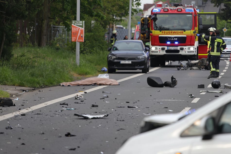 Polizei rast zu Unfall zwischen Lkw und Radfahrerin: Tödliche Kollision mit Rollerfahrer