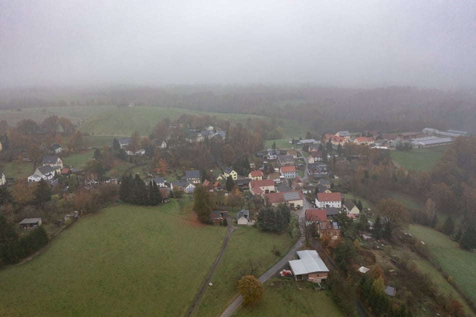 In Kleinvoigtsberg kennt man sich. Das ganze Dorf trauert aufgrund einer schier unglaublichen Todesserie.